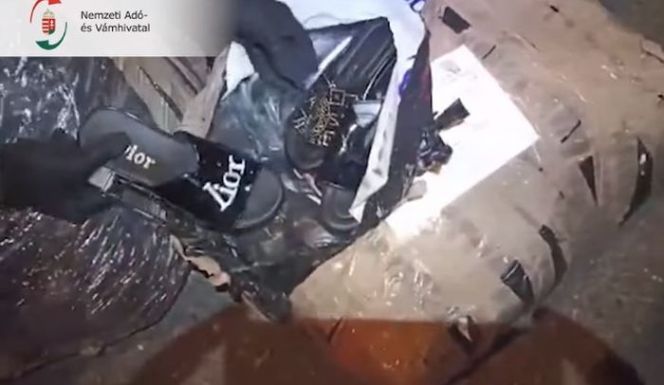 Több száz pár hamis papucsot találtak egy román buszban a magyar pénzügyőrök
