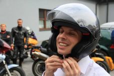 Katolikus pap bőrdzsekiben, motoron: a székelyföldi Rezső atya reverendában motoros, motorosként áldást osztó lelkipásztor