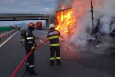 Kiégett egy textilanyaggal megrakott teherautó pótkocsija az A10-es autópályán