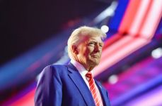 Törlés gomb itt, Trump ott