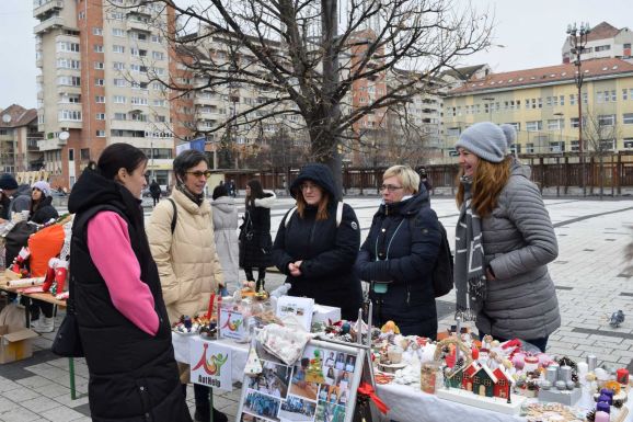 Adventi vásárt szerveztek Csíkszeredában a fogyatékkal élők világnapján