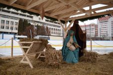 Különleges látványelemeket kínál Csíkszereda szabadtéri jégpályája – A Mikulás hozza