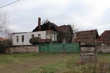 Kispetri: összefogással, támogatással és közmunkával állítják helyre a leégett parókia épületét