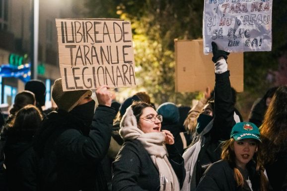 A remény hangjai: a jövőért és az államelnök-választás eredményéért aggódva vonulnak utcára