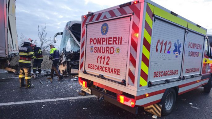 Kamion és busz ütközött, 30 személy volt érintett a balesetben