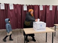 Néhány óra múlva nyitnak a külföldi szavazóhelyiségek