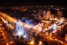 Ünnepi fényárban úszik Marosvásárhely (Videó)