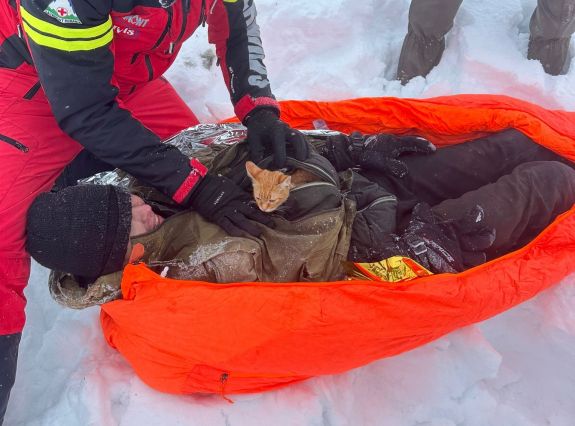 FRISSÍTVE – Cicája tartotta életben a Máramarosi-havasokból kimenekített ukrán fiatalembert