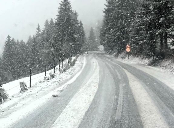 Sűrű havazás nehezíti a közlekedést Hargita megyében