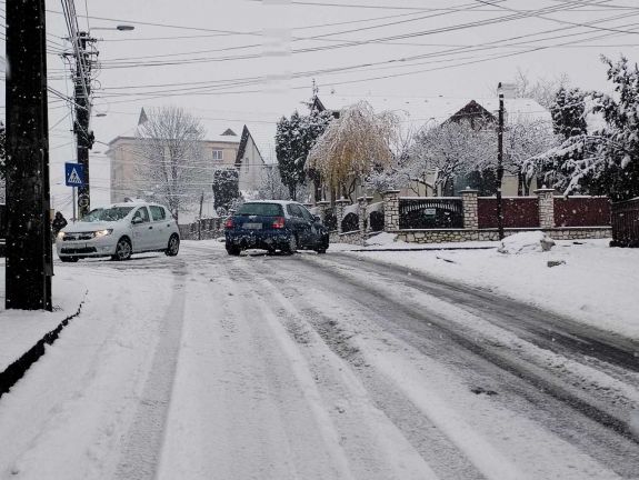 Nehézkes a közlekedés a behavazott Csíkszeredában