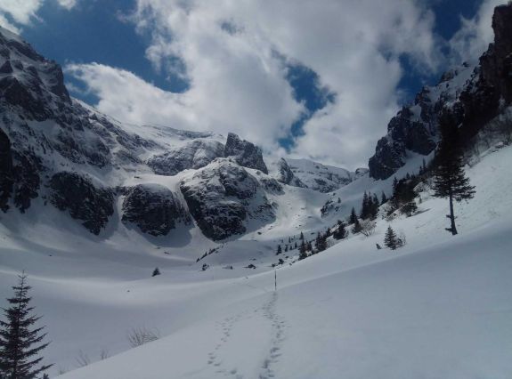 Lavinaveszélyre figyelmeztetnek