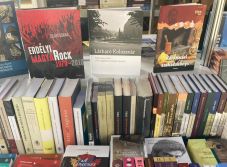 Iskolákat ajándékoz meg értékes könyvekkel a Kriterion Alapítvány