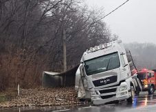 Teherautóval ütközött egy személygépkocsi Segesváron