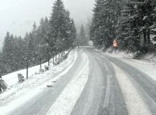 Sűrű havazás nehezíti a közlekedést Hargita megyében