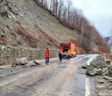 Kőomlás veszélyezteti a közlekedőket