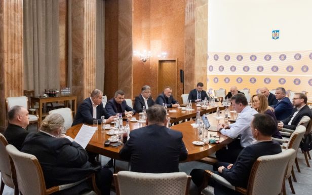 Koalíciós kormányt alakít és közös államfőjelöltet állít a négy pro-európai párt
