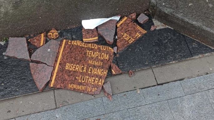 Megrongálták az aradi evangélikus templom háromnyelvű tábláját