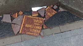 Megrongálták az aradi evangélikus templom háromnyelvű tábláját