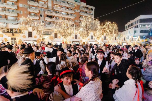 Százötvenen járták a szatmári táncokat Szatmárnémeti főterén (VIDEÓ)