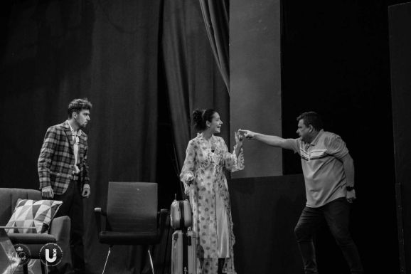 Kacagással zárni az évet: vígjátékot mutat be az Udvartér Színház