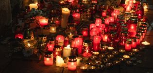 Bentlakás-tragédia: harangszóval és gyertyagyújtással emlékeznek Székelyudvarhelyen