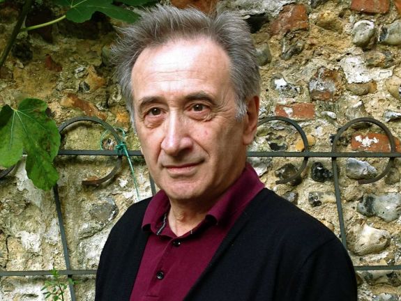A magyar származású George Szirtes kapta III. Károly költészeti aranyérmét