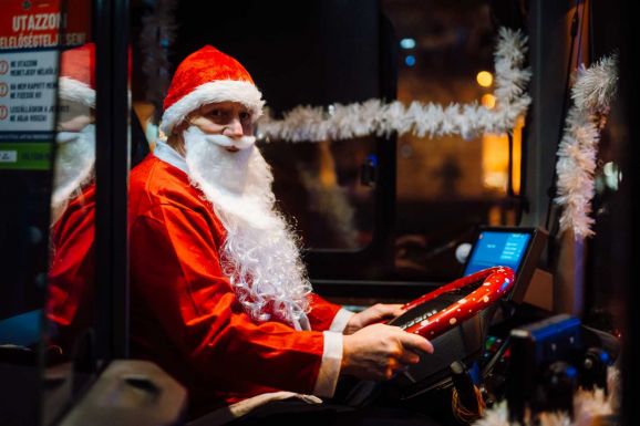 Marosvásárhelyen autóbuszt vezet a Mikulás