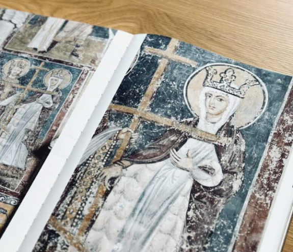 Szent László koronája – 15 átfogó művészettörténeti tanulmány