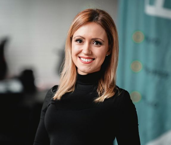 Híd a vaslui-i román és a kisebbségi magyar közösség között – Kántor Boglárka képviselővel beszélgettünk