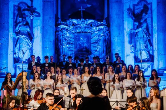 Jótékonysági koncert a marosvásárhelyi Vártemplomban - Az árván maradt Fegyverneki testvérpárnak gyűjtenek