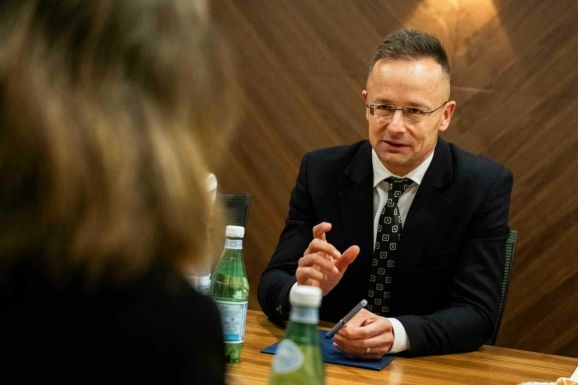 Szijjártó: Érdekünk, hogy Romániának stabil kormánya legyen