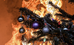 Több száz szíriai keresztény tüntetett Damaszkuszban egy felgyújtott karácsonyfa miatt