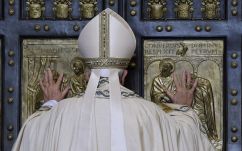 Lebontották a falat, Ferenc pápa megnyitja a bazilika szent kapuját 