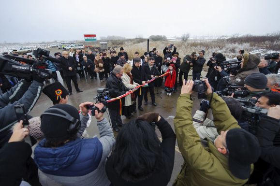 Schengeni szilveszter: elvágják az elválasztás láncait a román-magyar határon