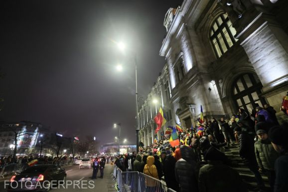 Tüntetnek a Georgescu-szimpatizánsok a bukaresti ítélőtáblánál