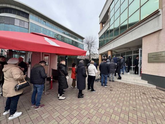 Sorok kígyóznak a kisinyovi szavazóhelyiségek előtt