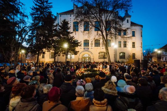 Marosvásárhelyen is fellobbant az adventi koszorú első gyertyája