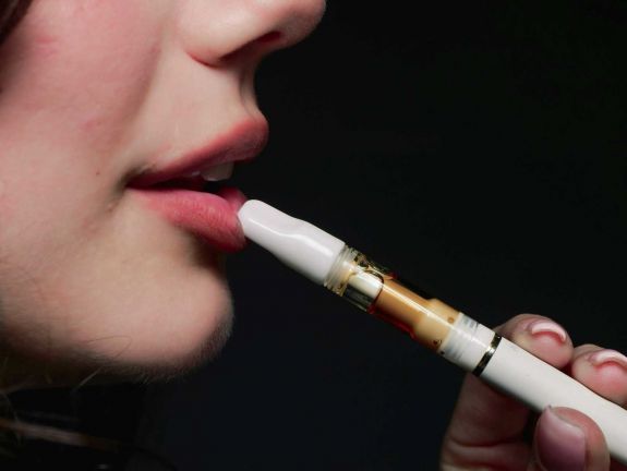 Tiltással védik a kiskorúakat az elektromos cigarettáktól