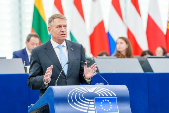 Iohannis Párizsban: Ukrajnát mindaddig támogatja Románia, amíg szükséges