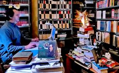 Bepanaszolta a szomszéd a történészt, mert túl sok könyve van – attól tart, összedől a tömbház