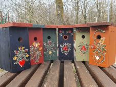 Erdélyi népi motívumokkal díszített madáretetőket készítettek Székesfehérváron