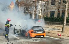 Teljesen beborították a lángok a Nagyvárad belvárosában menet közben kigyulladt autót