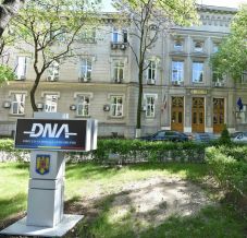 Előzetes letartóztatásban marad a korrupcióval vádolt volt tanácselnök