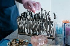 Fogászati műszerek lopására szakosodott bandát lepleztek le – 4.5 millió eurót ér a zsákmány