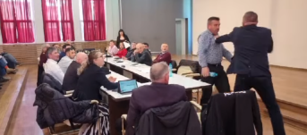 Káromkodás és lökdösődés a tanácsülésen – Szét kellett választani a dulakodó feleket (VIDEÓ)