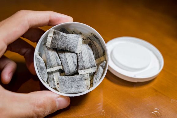 Kórházba került a 15 éves diák, aki snüsszt használt és energiaitalt ivott az iskolában
