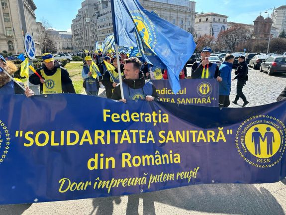 A kórházak előtt tüntetnek az egészségügyi alkalmazottak