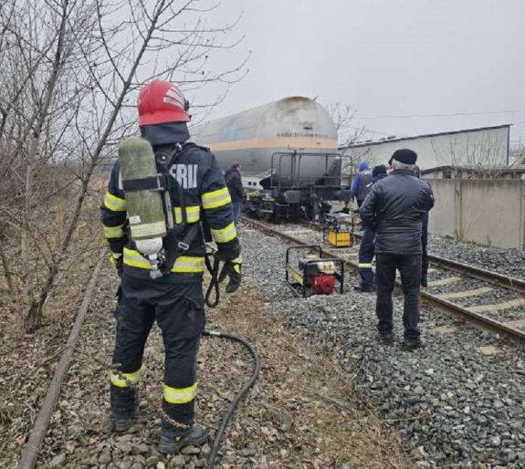 Egy nap alatt nem sikerült visszahelyezni a sínekre a propángázt szállító kisiklott vagont