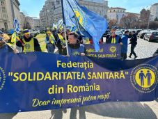 A kórházak előtt tüntetnek az egészségügyi alkalmazottak