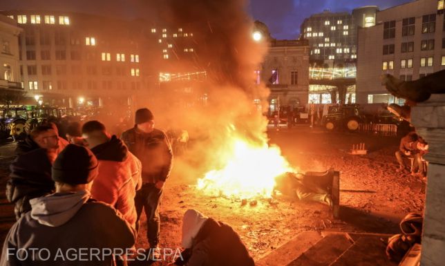 FRISSÍTVE – Gazdatüntetés Brüsszelben: megbénították a várost, körülzárták az Európai Parlamentet (VIDEÓ)